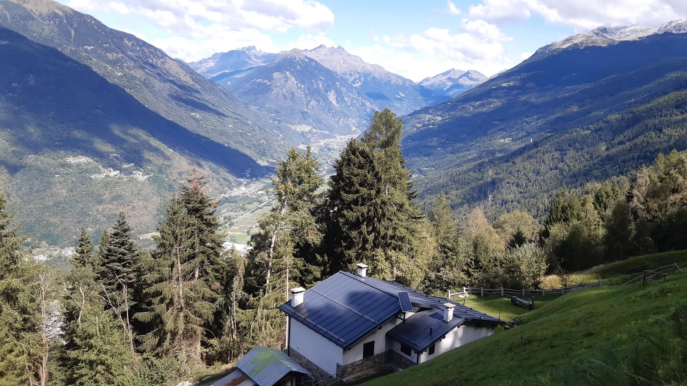 údolie Valtellina, v pozadí Grosio a nad ním v dialke Cima Piazzi údolie_Valtellina,_v_pozadí_Grosio_a_nad_ním_v_dialke_Cima_Piazzi